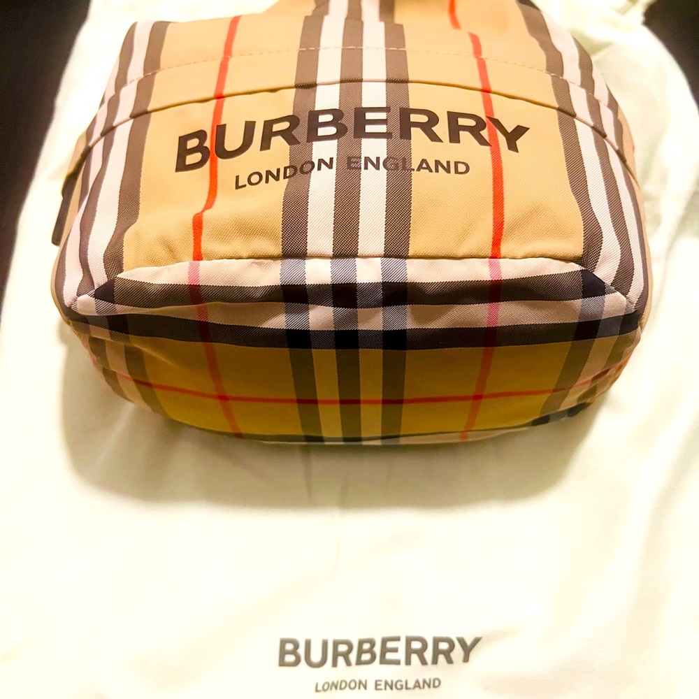 Burberry Phoebe Bucket Bag In Archieve Beige